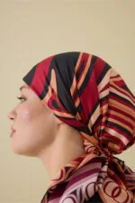 Dubbelzijdige twill-zijden hoofddoek bordeaux – Dalgaların İçinde, 94×94 cm - Afbeelding 5