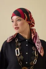 Dubbelzijdige twill-zijden hoofddoek bordeaux – Dalgaların İçinde, 94×94 cm - Afbeelding 3