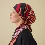 Dubbelzijdige twill-zijden hoofddoek bordeaux – Dalgaların İçinde, 94×94 cm