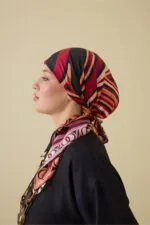 Dubbelzijdige twill-zijden hoofddoek bordeaux – Dalgaların İçinde, 94×94 cm
