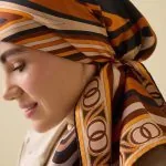 Dubbelzijdige twill-zijden hoofddoek bruin-oranje – Dalgaların İçinde, 94×94 cm