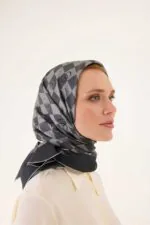Twill-zijden hoofddoek zwart – Dama Logo, 90×90 cm