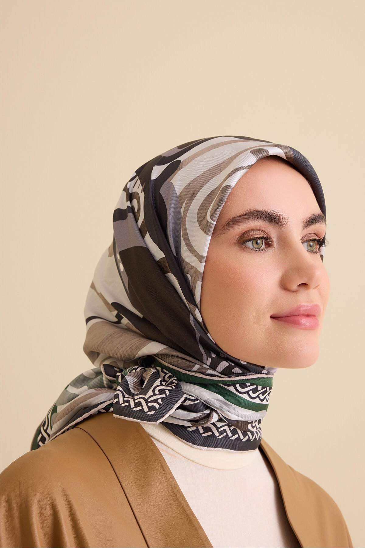 gelincik-fume-nefti-cift-tarafli-ipek-esarp-desenli-tivil-ipek-esarp-imannoor-22003-62-B Gelincik Grijs-Groen Dubbelzijdige Twill Zijden Hoofddoek - Afbeelding 1