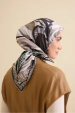 Dubbelzijdige twill-zijden hoofddoek grijs-groen – Gelincik, 94×94 cm - Afbeelding 2