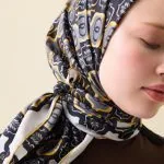 Twill-zijden hoofddoek zwart-goud – Girdap, 95×95 cm