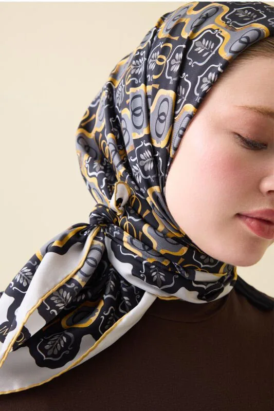 girdap-siyah-altin-ipek-esarp-desenli-tivil-ipek-esarp-imannoor-19275-64-O Twill-zijden hoofddoek zwart-goud – Girdap, 95×95 cm - Afbeelding 1