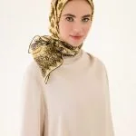 Dubbelzijdige twill-zijden hoofddoek crème-geel – Gül Dantel, 90×90 cm