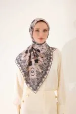 Dubbelzijdige twill-zijden hoofddoek poederroze-wit – Gül Dantel, 90×90 cm