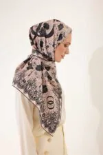 Dubbelzijdige twill-zijden hoofddoek poederroze-wit – Gül Dantel, 90×90 cm - Afbeelding 4