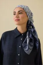 Twill-zijden hoofddoek indigo – Noor Yolu, 90×90 cm - Afbeelding 2