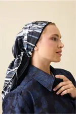 Twill-zijden hoofddoek zwart – Yağmur Noor, 90×90 cm - Afbeelding 3