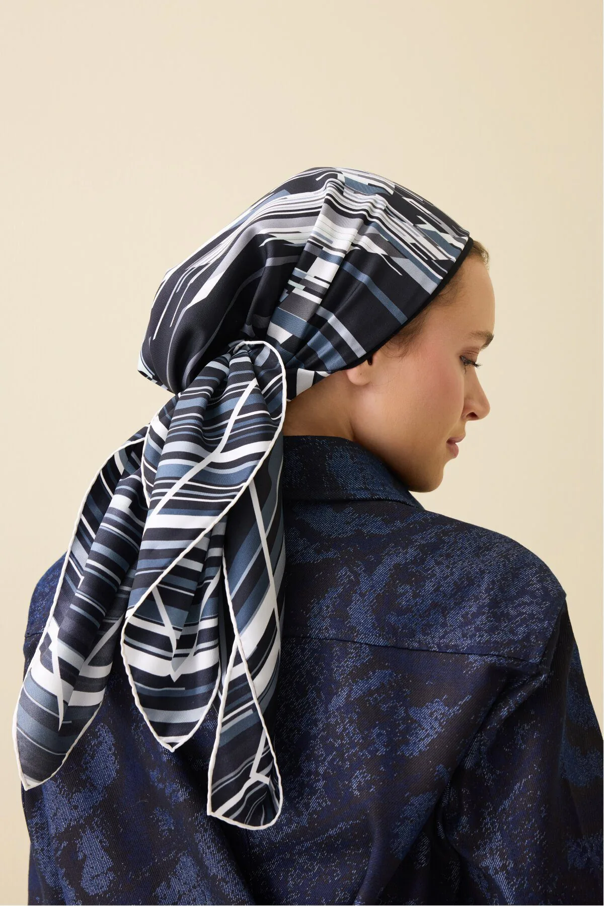 rainy-noor-black-silk-scarf-printed-twill-silk-scarf-imannoor-19396-61-B Twill-zijden hoofddoek zwart – Yağmur Noor, 90×90 cm - Afbeelding 1