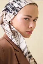 Twill-zijden hoofddoek steengrijs – Yağmur Noor, 90×90 cm - Afbeelding 4