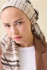 Twill-zijden hoofddoek steengrijs – Yağmur Noor, 90×90 cm