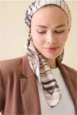 Twill-zijden hoofddoek steengrijs – Yağmur Noor, 90×90 cm - Afbeelding 2