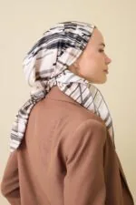 Twill-zijden hoofddoek steengrijs – Yağmur Noor, 90×90 cm - Afbeelding 3