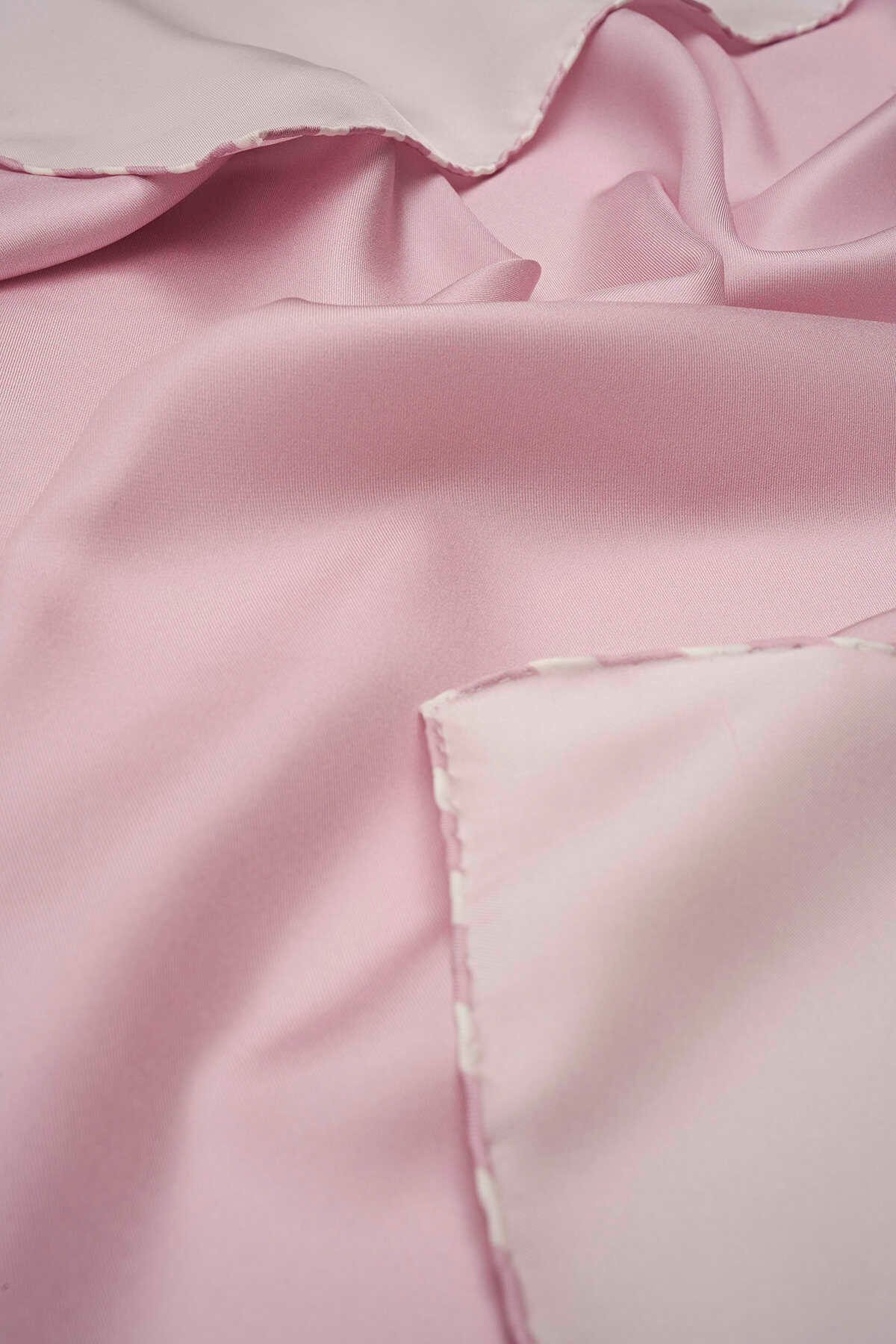 cift-tarafli-pudra-beyaz-tivil-ipek-esarp-desenli-tivil-ipek-esarp-imannoor-8165-23-B Dubbelzijdige Poederroze-Witte Twill Zijden Hoofddoek - Afbeelding 1