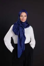 Glanzende jacquard sjaal marineblauw – Dama Logo - Afbeelding 2