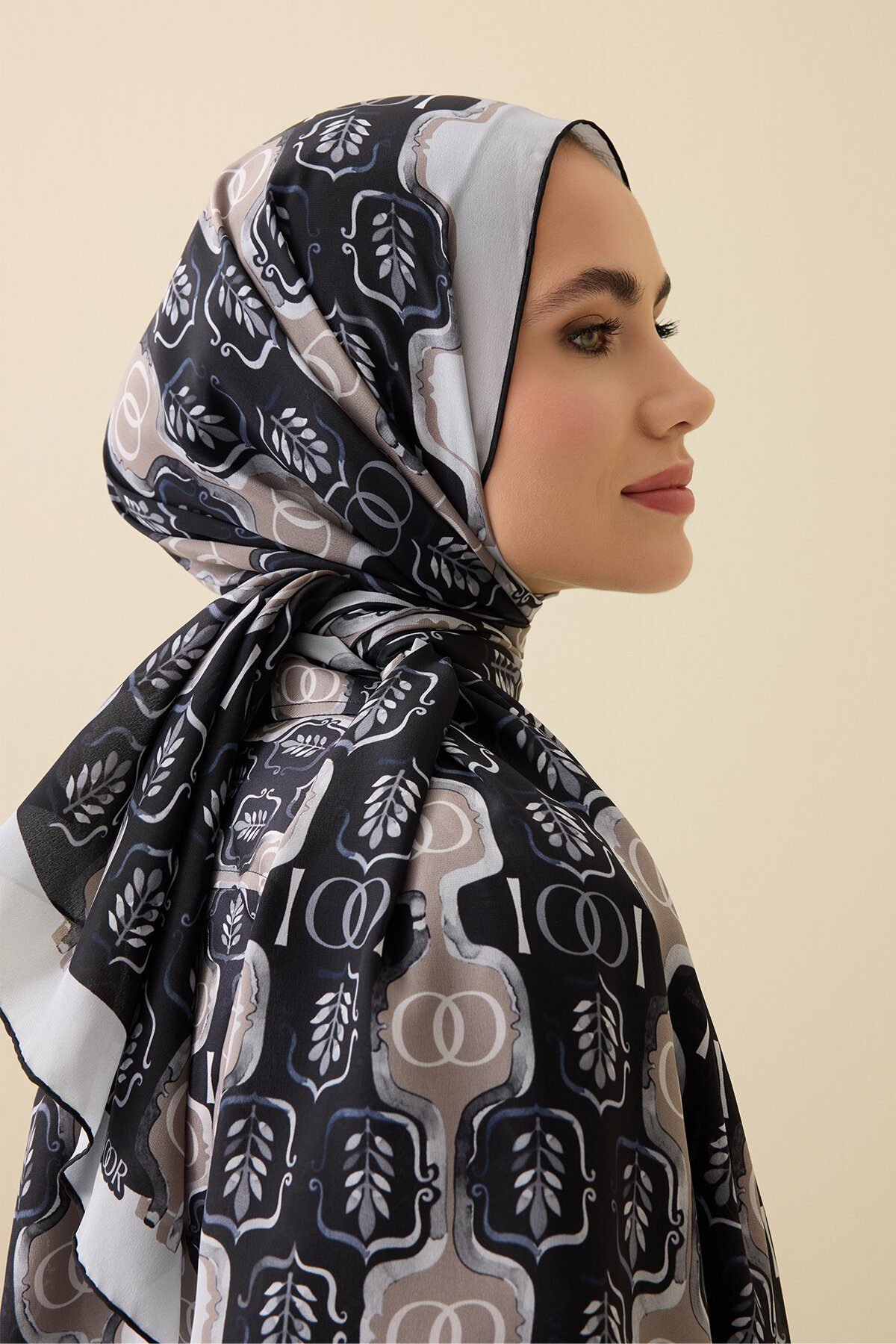 girdap-siyah-gri-ipek-sal-desenli-krep-ipek-sal-imannoor-22802-64-B Girdap zwart-grijs Zijden Sjaal - Afbeelding 1