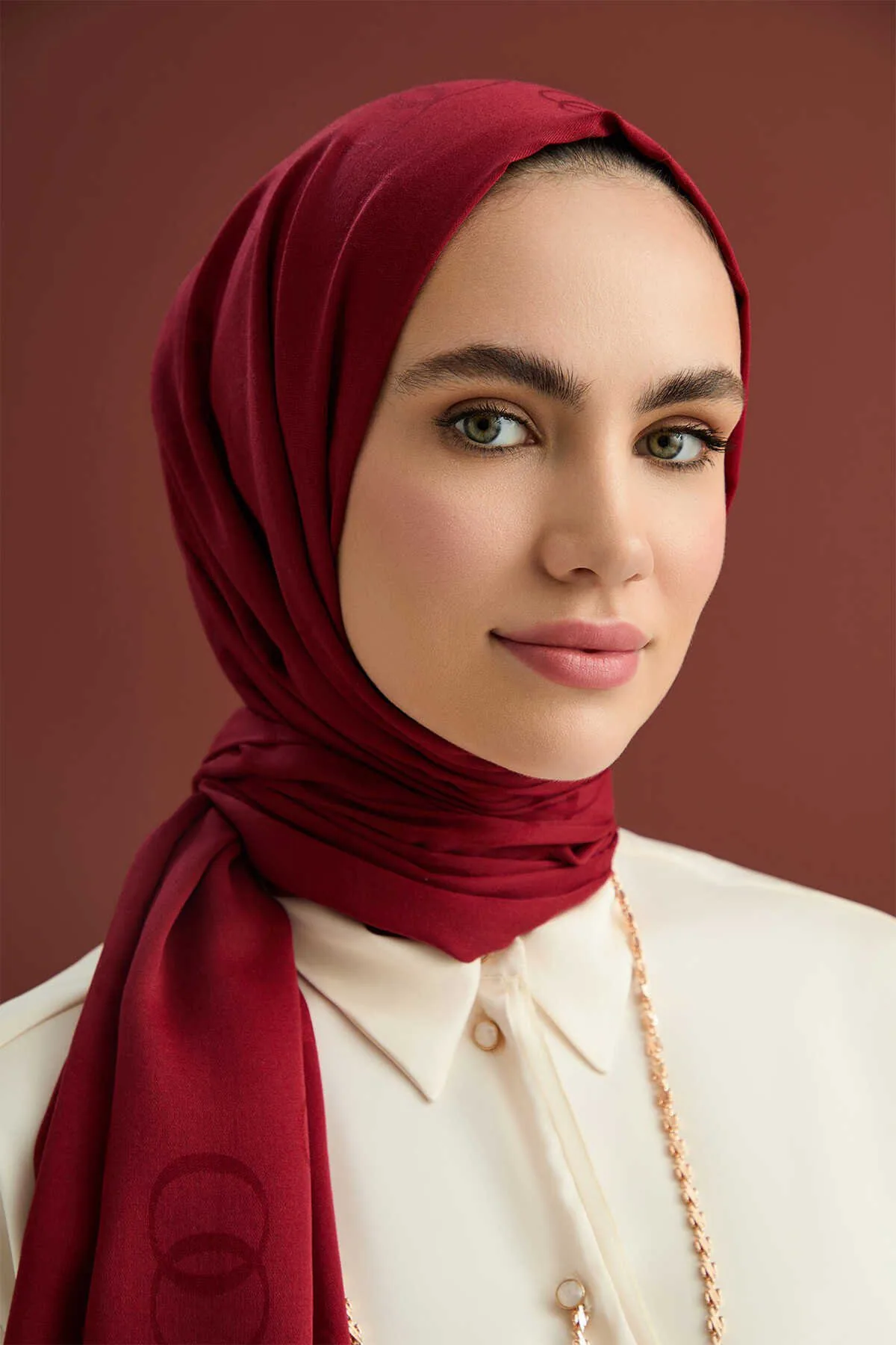 imannoor-zincir-kare-pamuk-ipek-sal-burgundy-monogram-pamuk-ipek-sal-imannoor-10051-33-B Katoen-zijden sjaal bordeaux – Zincir Kare - Afbeelding 1
