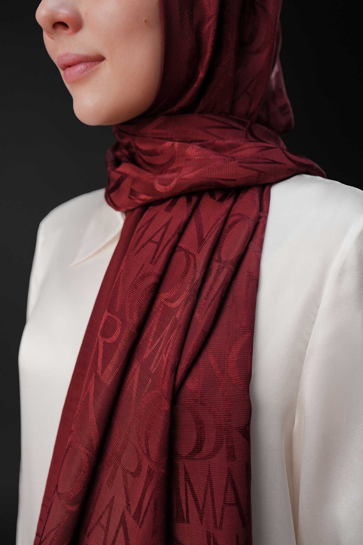 imza-monogram-bordo-shiny-jakar-sal-shiny-flamli-flos-sal-imannoor-16990-60-B Monogram İmza Bordeaux Shiny Jacquard Sjaal - Afbeelding 1