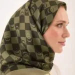 Twill-zijden hoofddoek khaki – Dama Logo, 90×90 cm