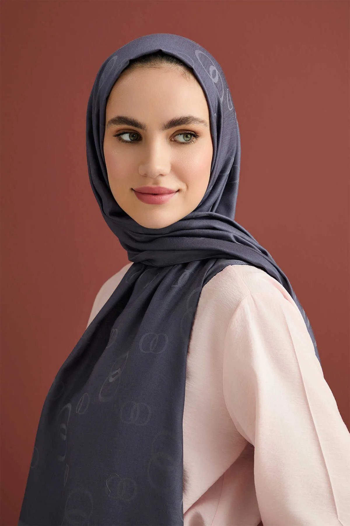 zincir-kare-antrasit-pamuk-ipek-sal-monogram-pamuk-ipek-sal-imannoor-10090-31-B Zincir Kare Antraciet Katoen-Zijden Sjaal - Afbeelding 1