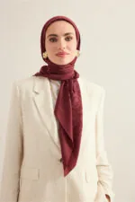 Naia katoenen hoofddoek met dambordprint – bordeauxrood, 95×95 cm - Afbeelding 4