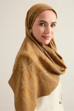 Naia katoenen hoofddoek met dambordprint – khaki, 95×95 cm - Afbeelding 3