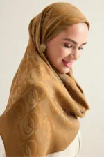 Naia katoenen hoofddoek met dambordprint – khaki, 95×95 cm - Afbeelding 2