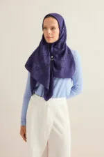 Naia katoenen hoofddoek met dambordprint – donkerblauw, 95×95 cm - Afbeelding 3