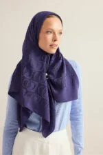 Naia katoenen hoofddoek met dambordprint – donkerblauw, 95×95 cm - Afbeelding 2
